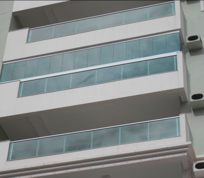 Fachada de edifício com sacadas envidraçadas