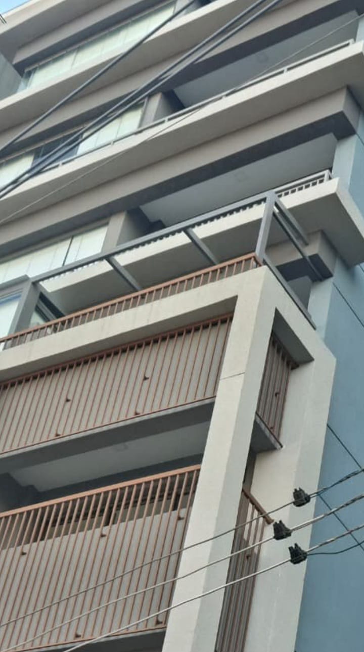 Cobertura e estrutura de vidro instalada em sacada