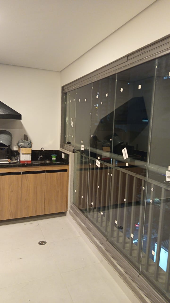 Envidraçamento de sacada gourmet com esquadrias