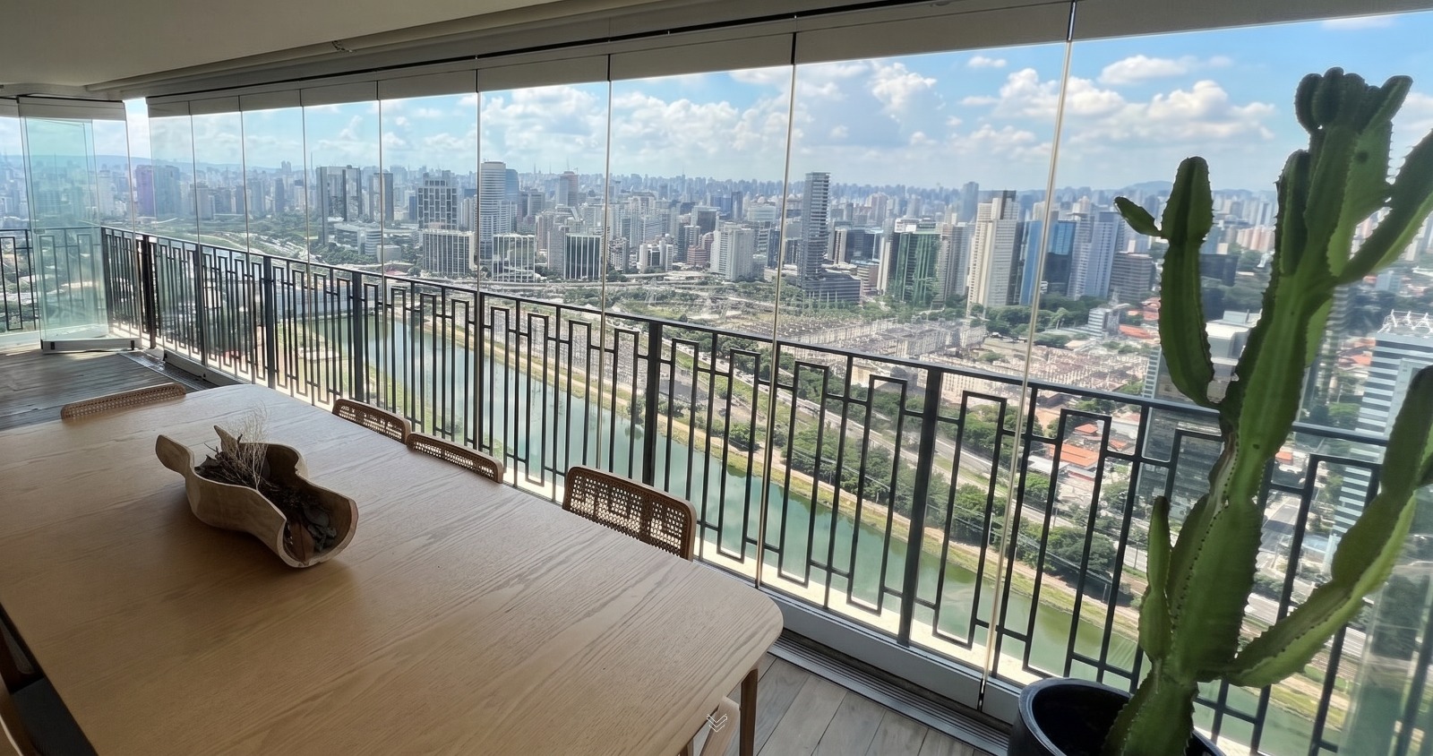 Sacada envidraçada com vista panorâmica de São Paulo