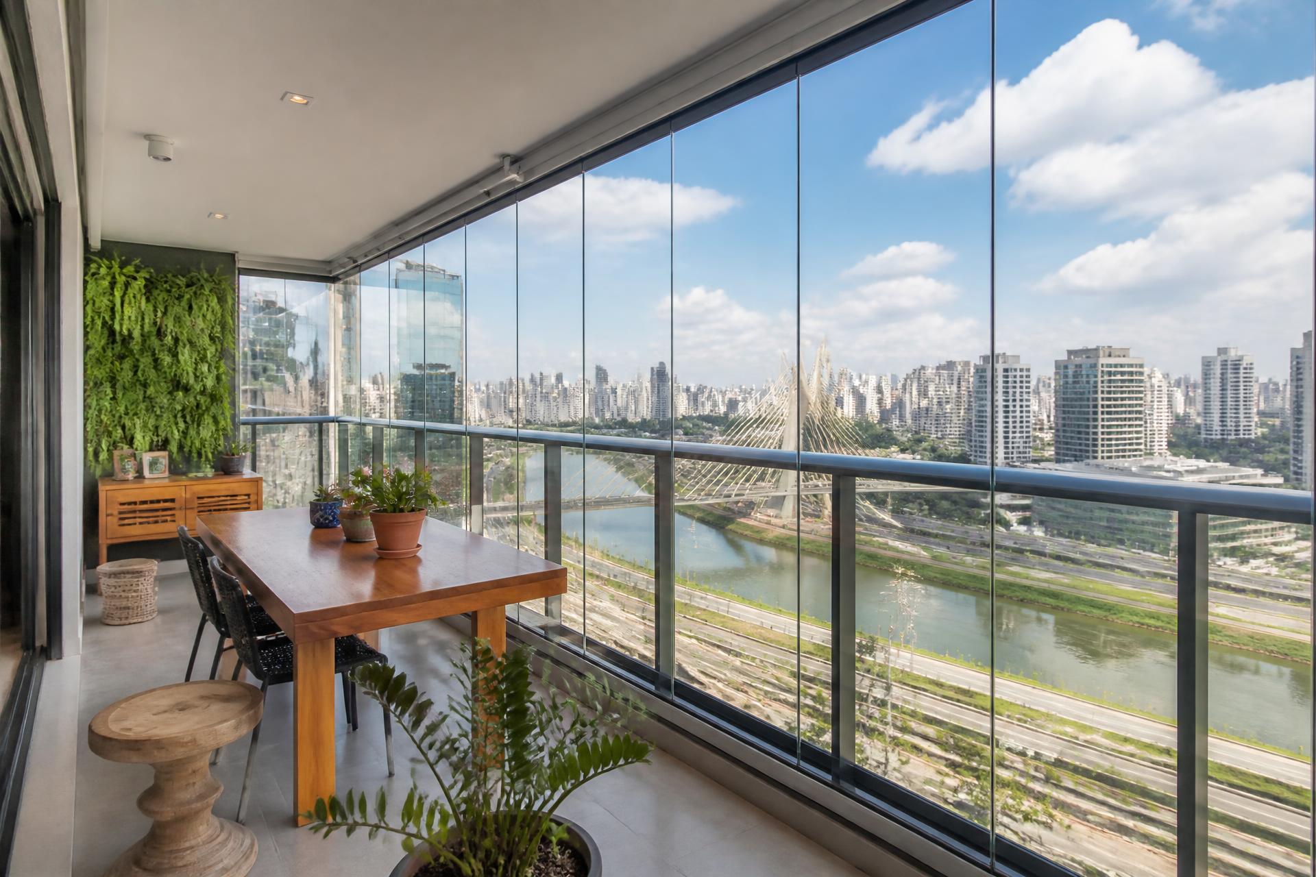 Sacada envidraçada com vista panorâmica da cidade de São Paulo